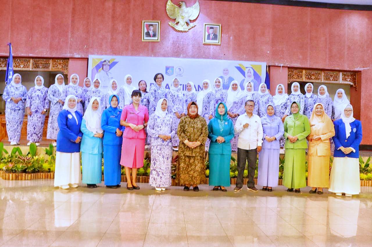Ketua Dharma Wanita Persatuan Kabupaten Lombok Barat Menghadiri Acara Pelantikan DPC IWAPI Lombok Barat